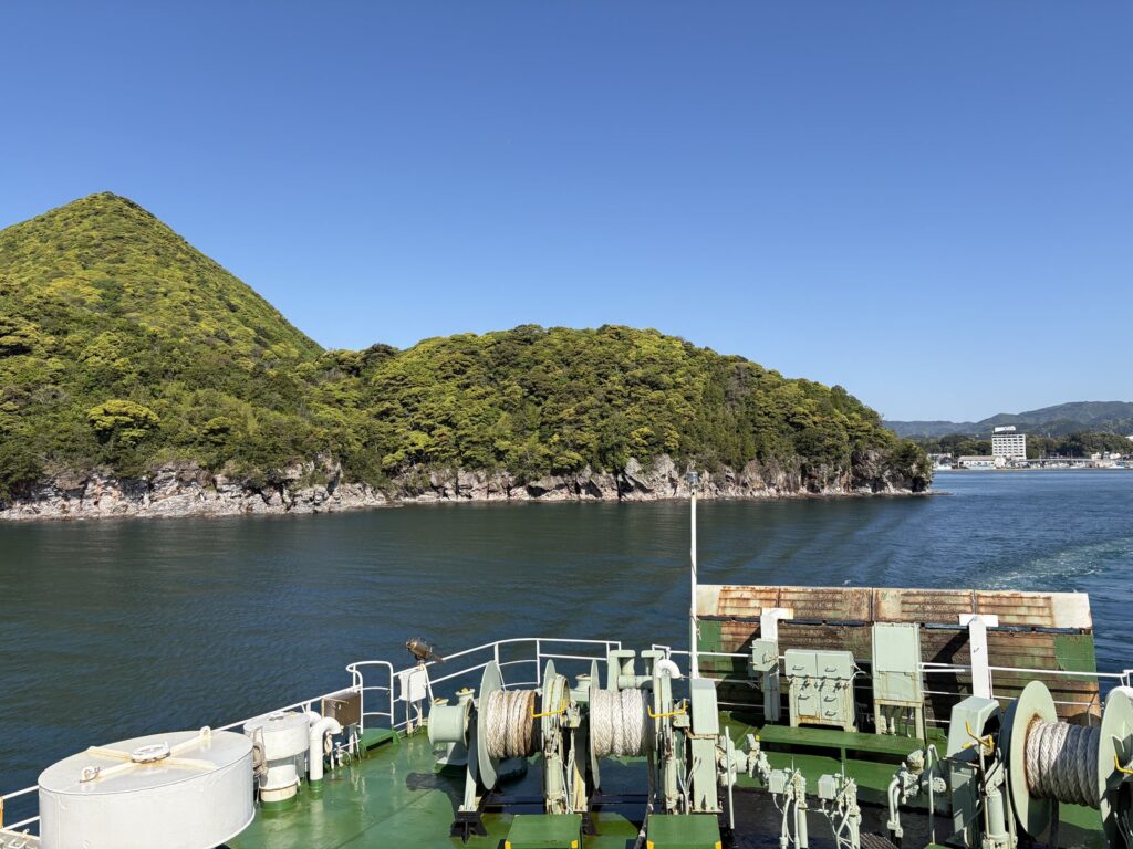 穏やかな日本海をゆくフェリーからの眺め