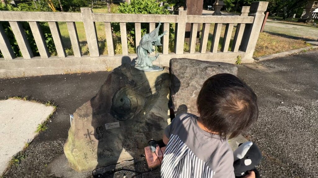 玉若酢命神社近くの妖怪・びわぼくぼくの像