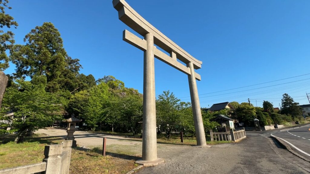 妖怪びわぼくぼくの像を眺める3歳の息子