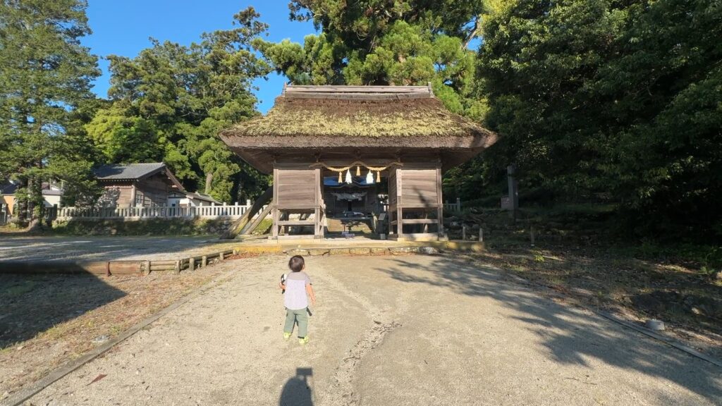 早朝で誰もいない玉若酢命神社の境内