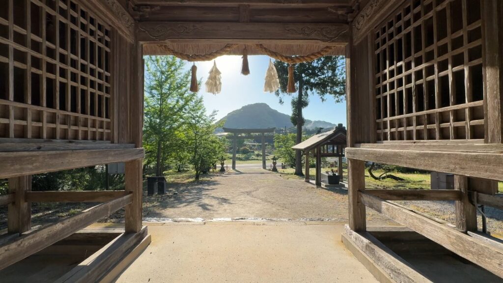 参拝を終えて先を歩く息子