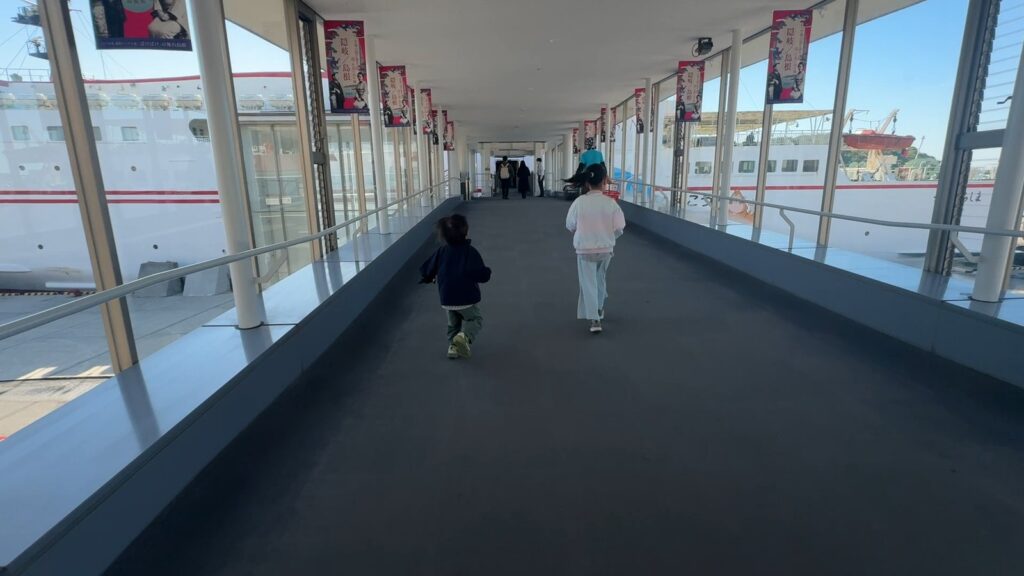 ターミナルからフェリーへ乗り込む