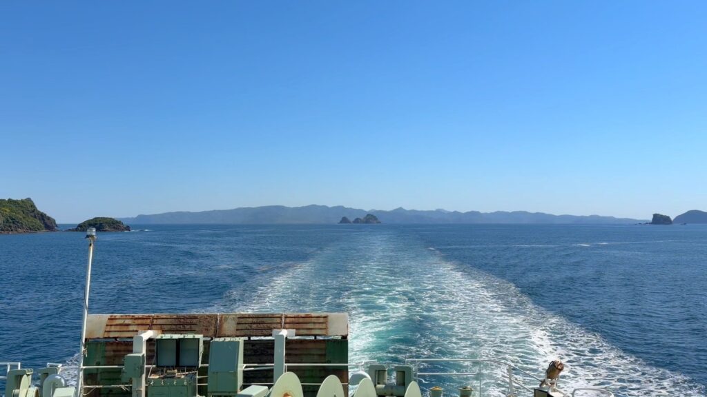 晴れた日本海を進むフェリーのデッキ