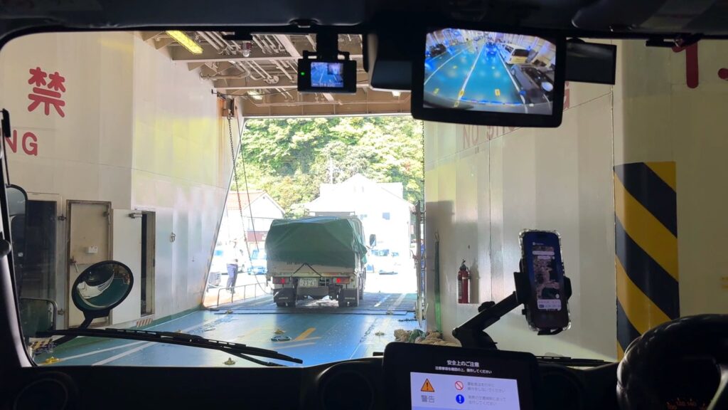 フェリーの車両甲板で上陸を待つ