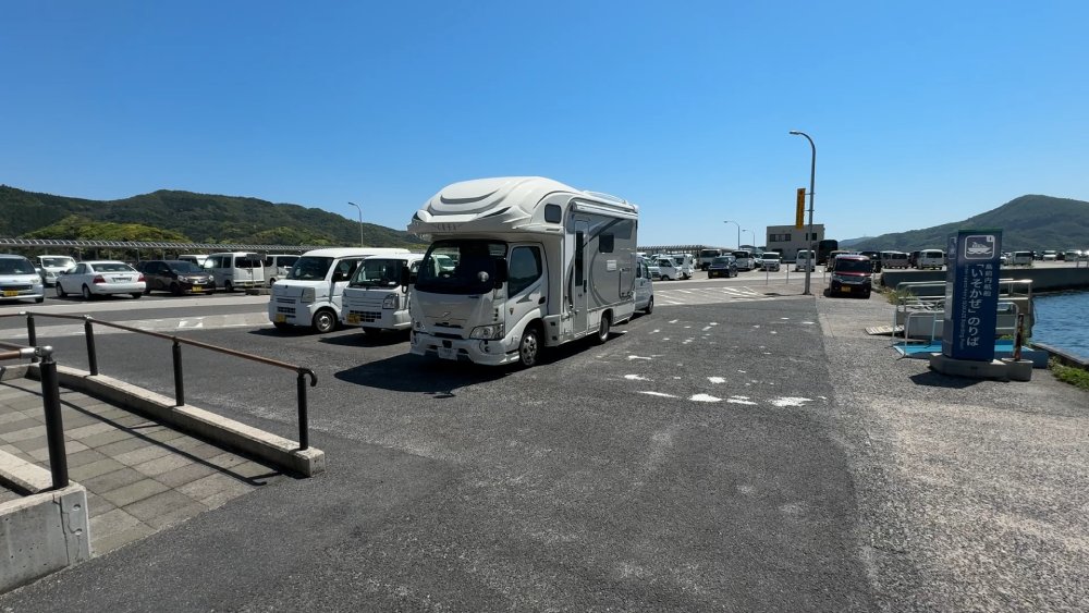 別府港フェリーターミナルの広い駐車場