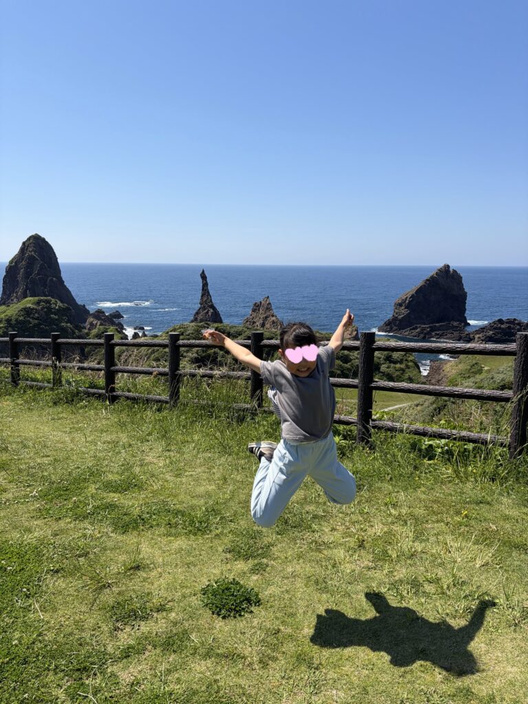 枝の杖で遊ぶ娘と息子