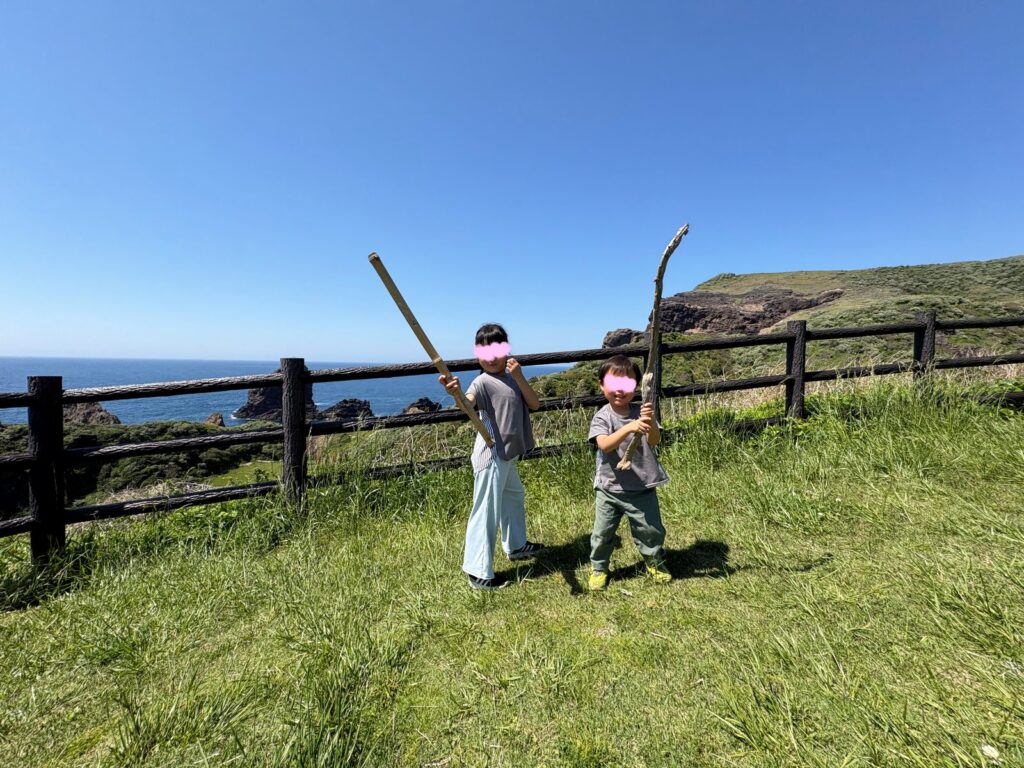 通天橋展望台で魔法使いごっこをする子ども