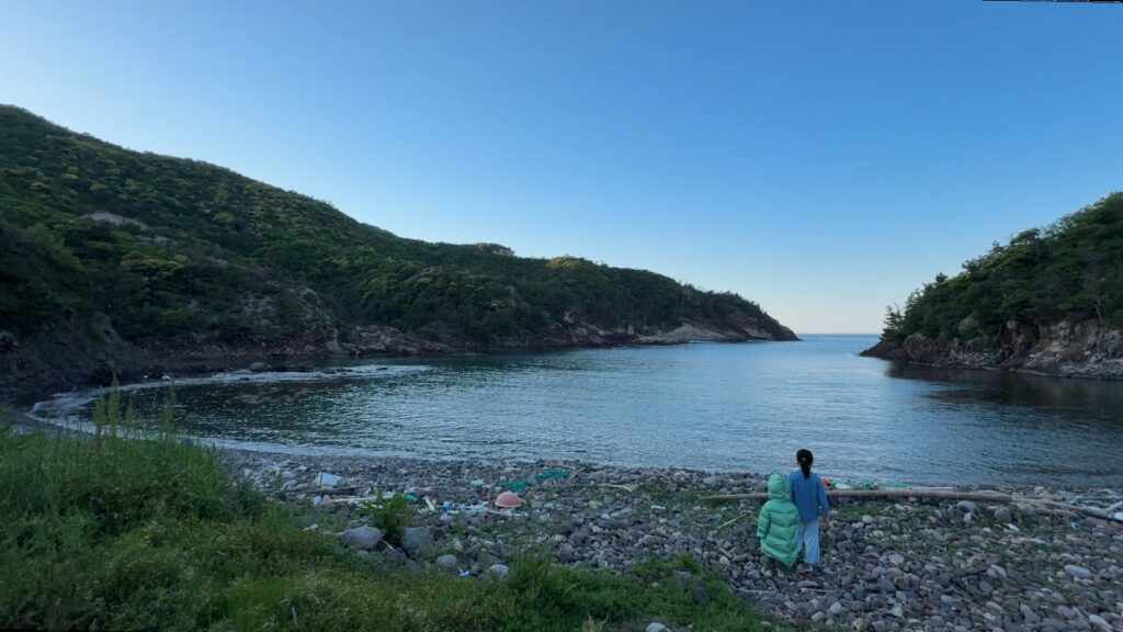 夕暮れの耳浦キャンプ場でのキャンプ設営