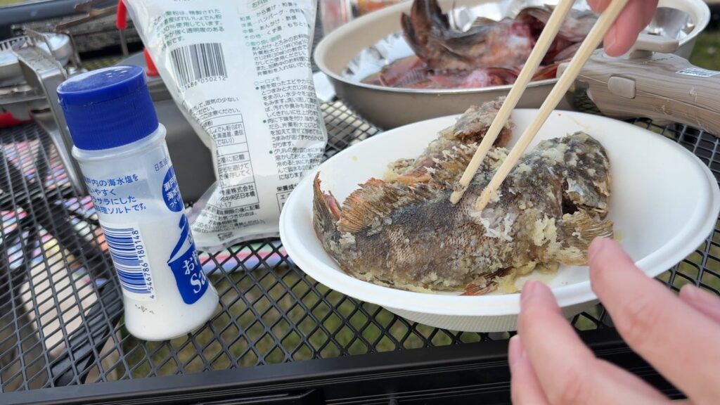 キャンプの夕食を囲む家族