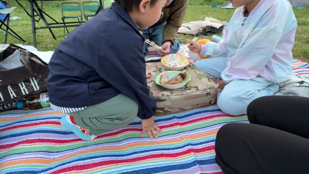 釣った魚を味わうキャンプディナー