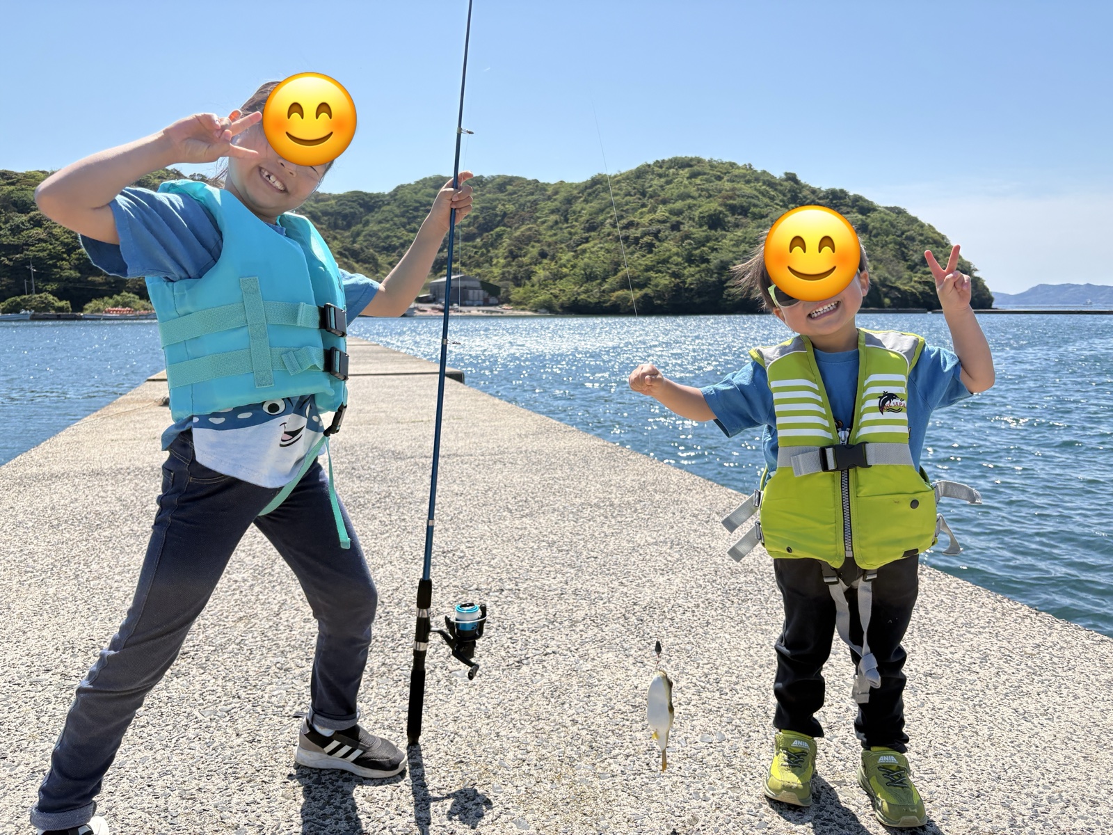 珍崎の港で朝釣りをする7歳娘と3歳息子