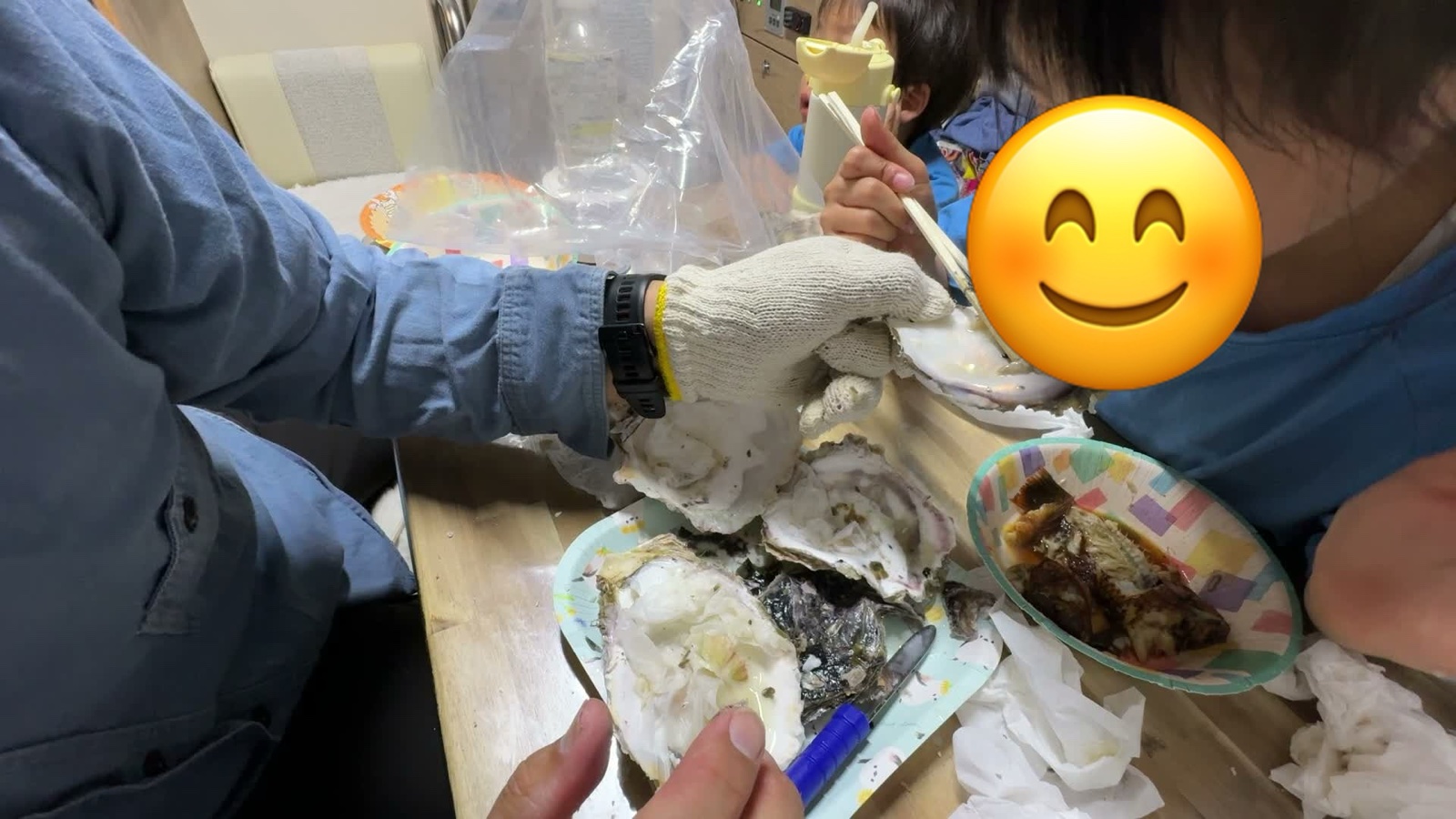 軍手と牡蠣ナイフで岩牡蠣を開けるパパ
