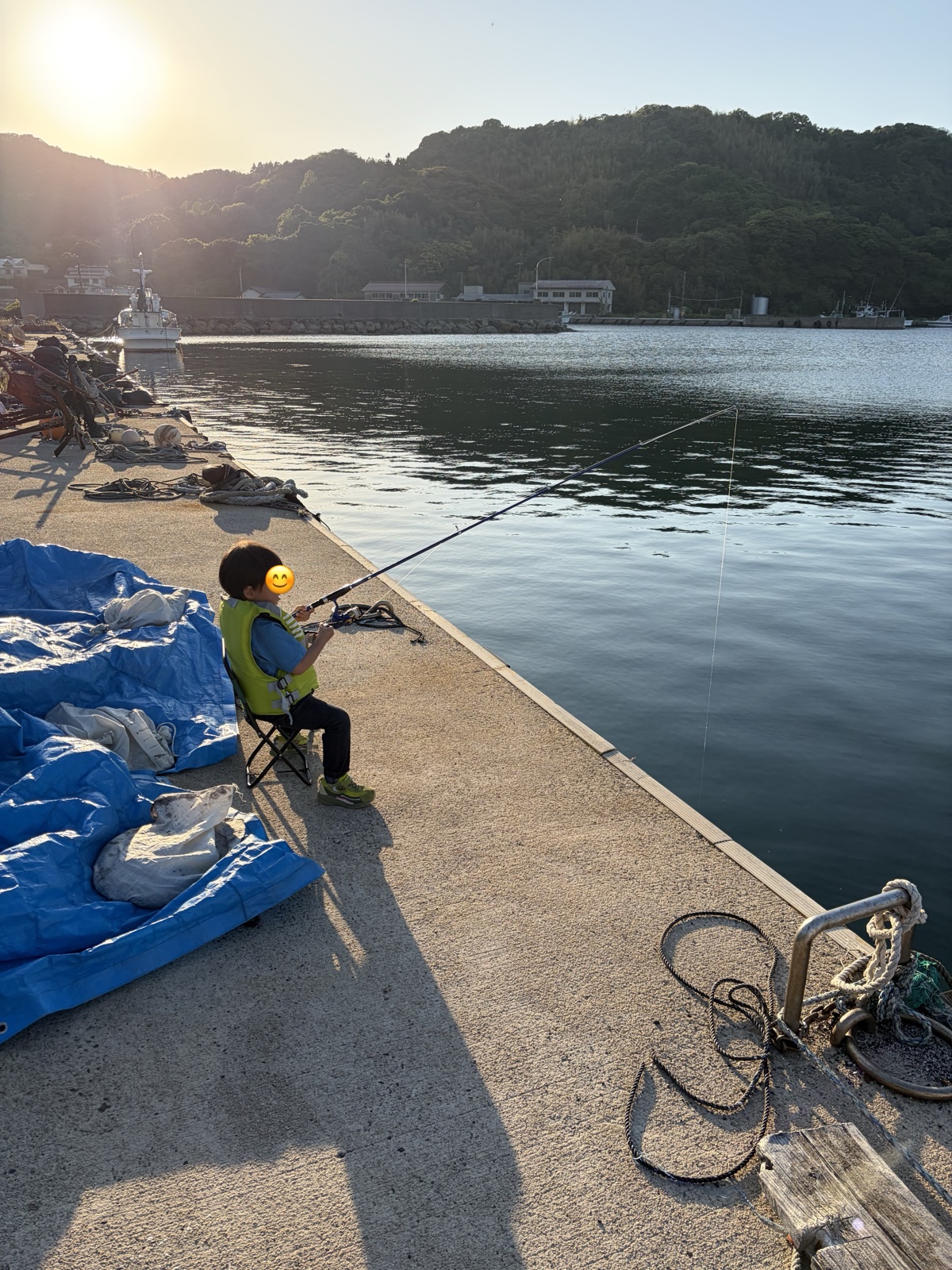 夕方の富田港で釣りをする3歳息子