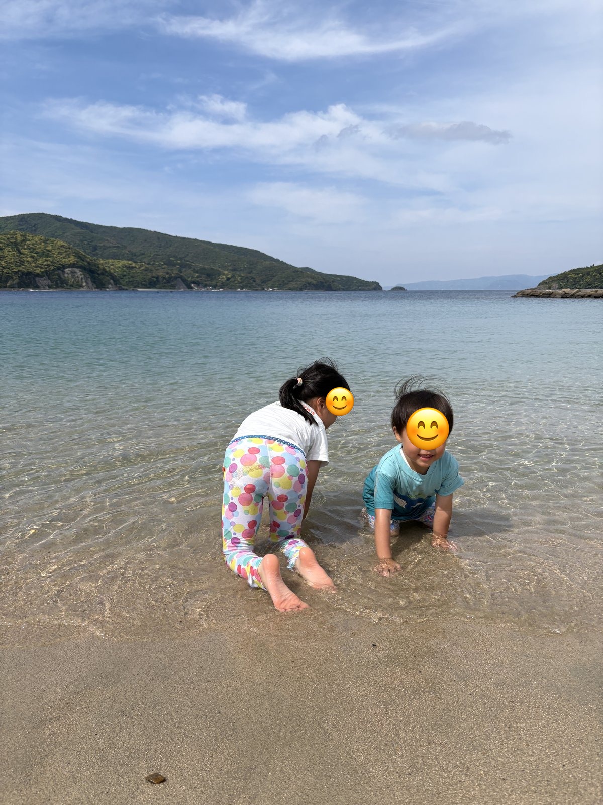 レインボービーチの浅瀬で全身びしょ濡れになって遊ぶ3歳と7歳