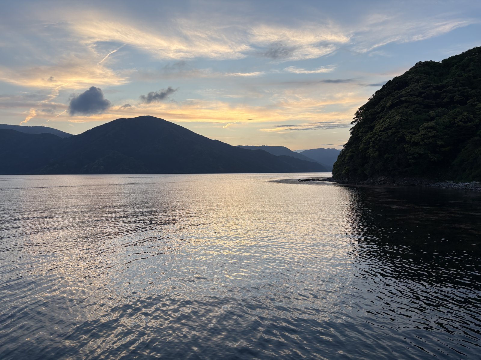 夕焼けに染まる隠岐・中ノ島の海