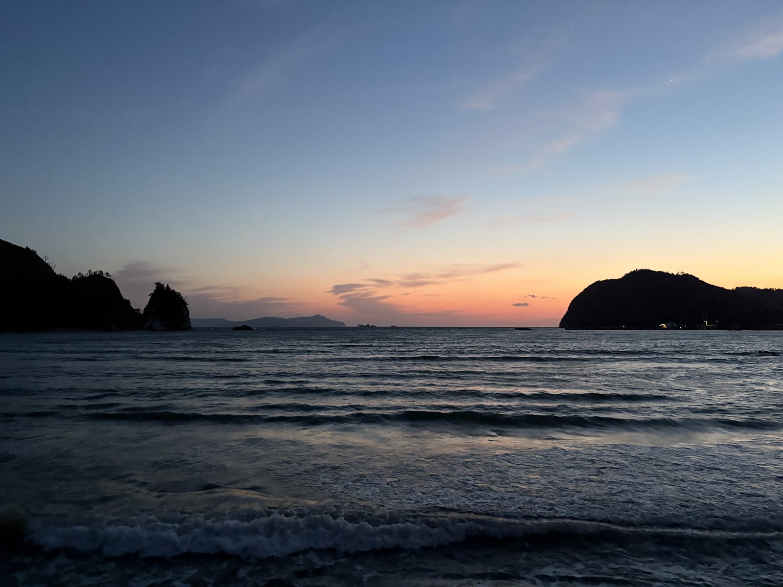 塩の浜海浜公園から見た島後の夕景グラデーション