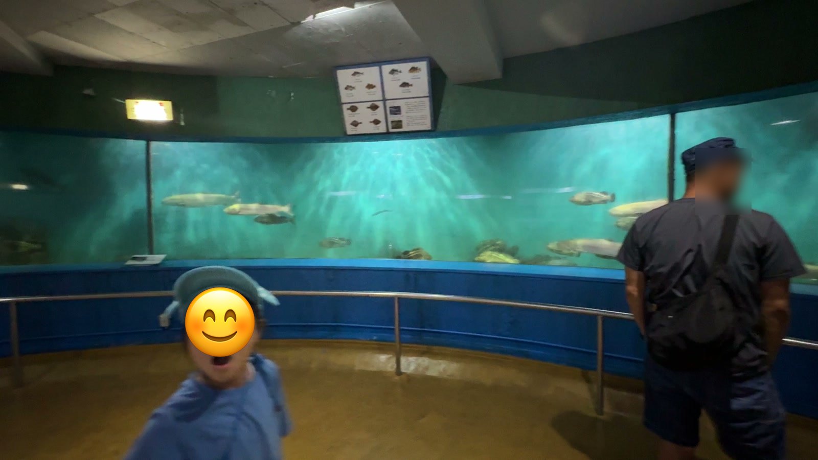 大水槽の前で