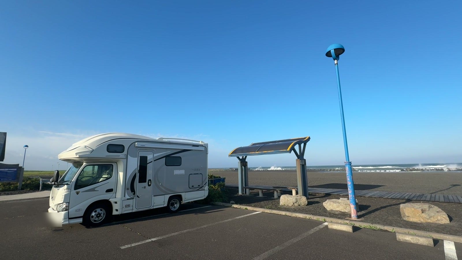 海岸の駐車場にキャンピングカー