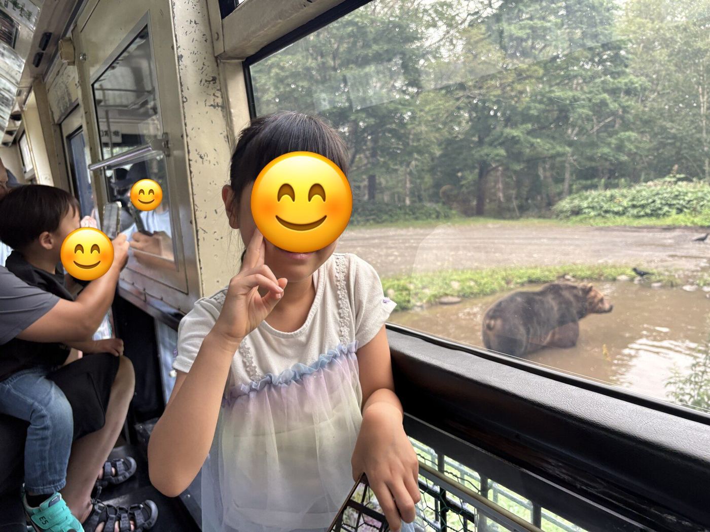ヒグマを背に記念撮影