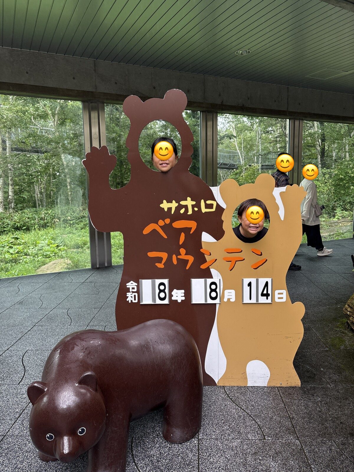 顔はめ看板で記念撮影
