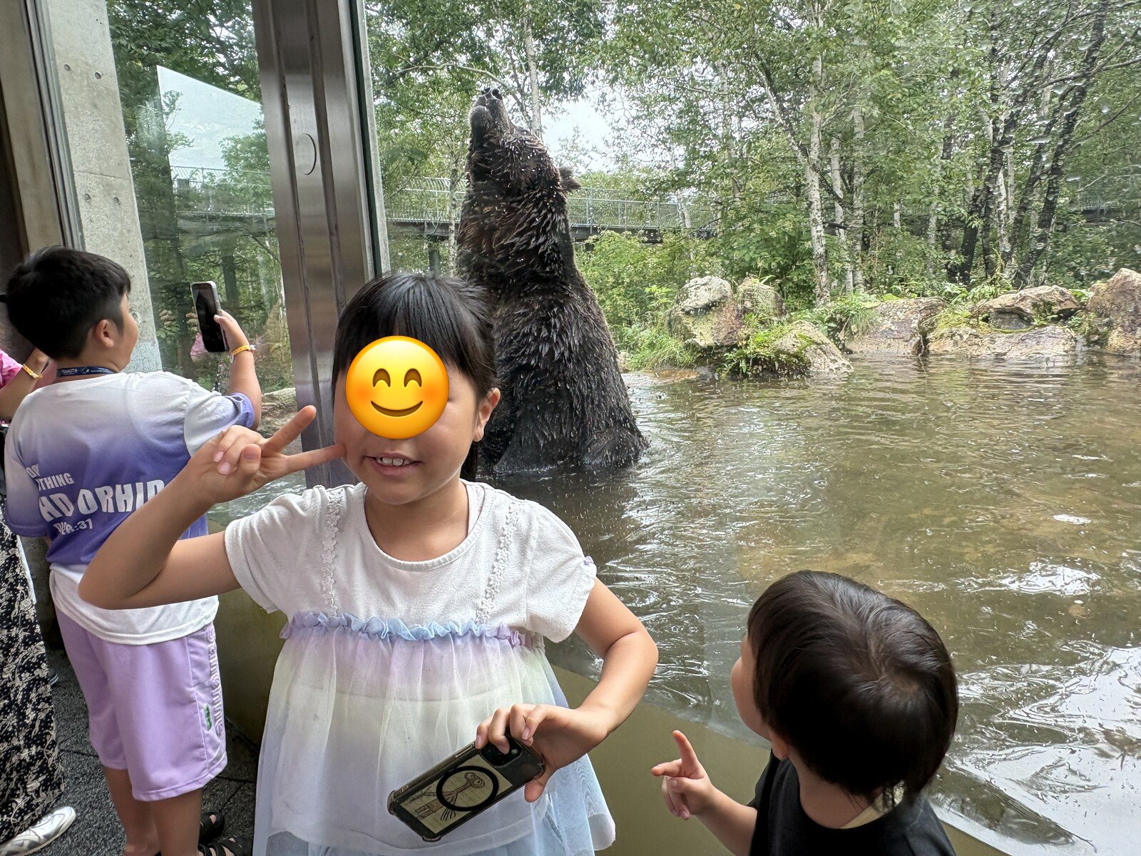 立ち上がるヒグマとピース