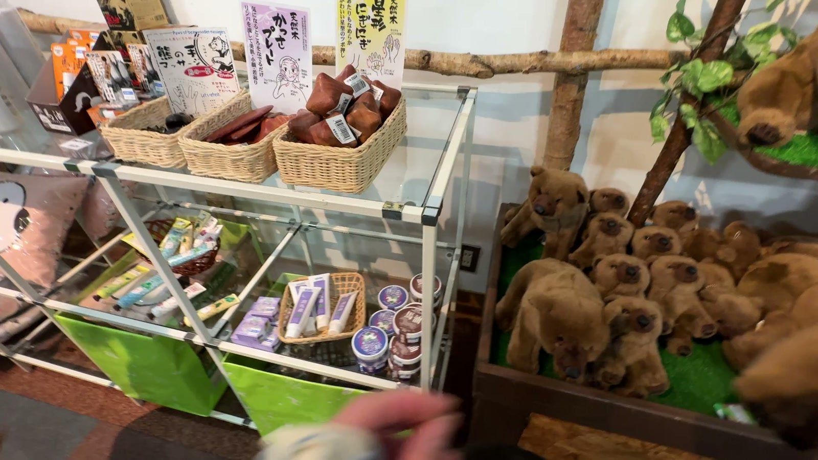 クマのグッズが並ぶお土産屋さん
