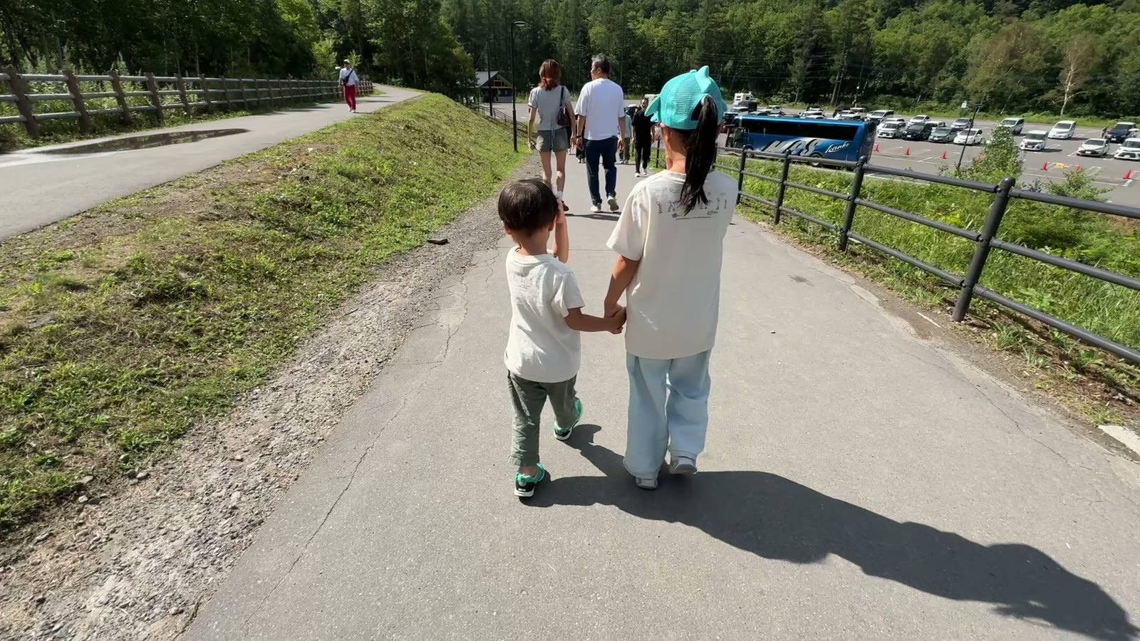 手をつないで駐車場へ戻る