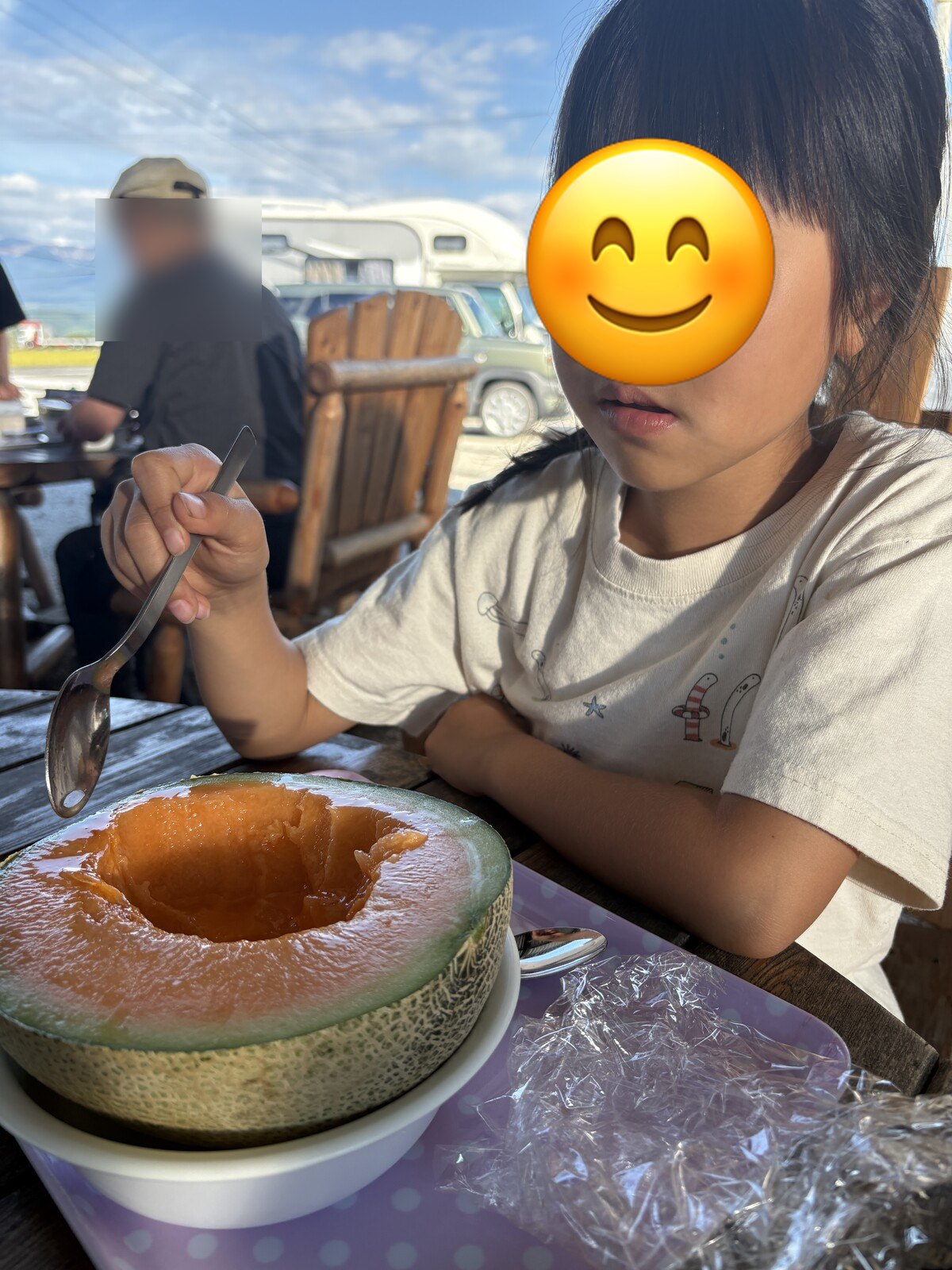 メロンを食べる娘