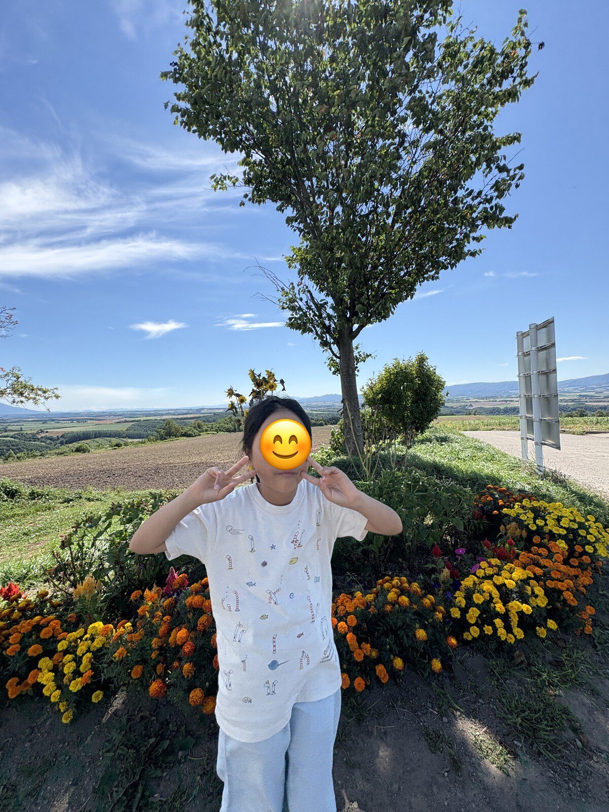 就実の丘の花壇の前で
