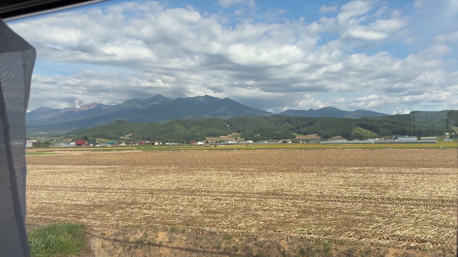 車窓から見えた十勝岳連峰