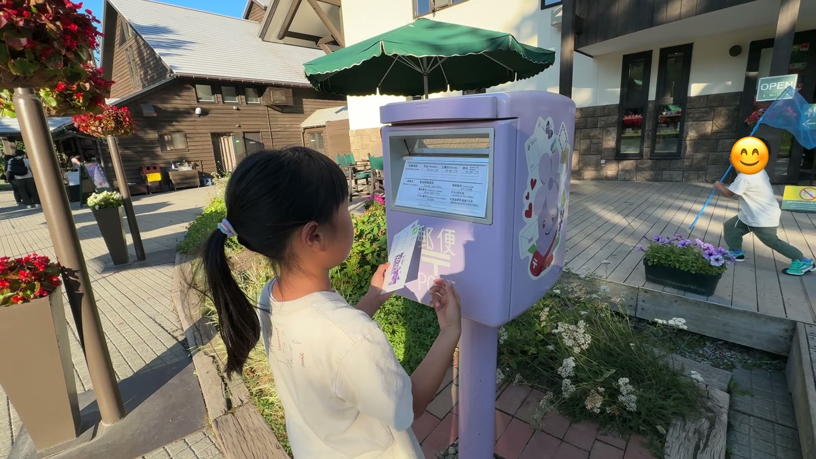 絵はがきをポストへ