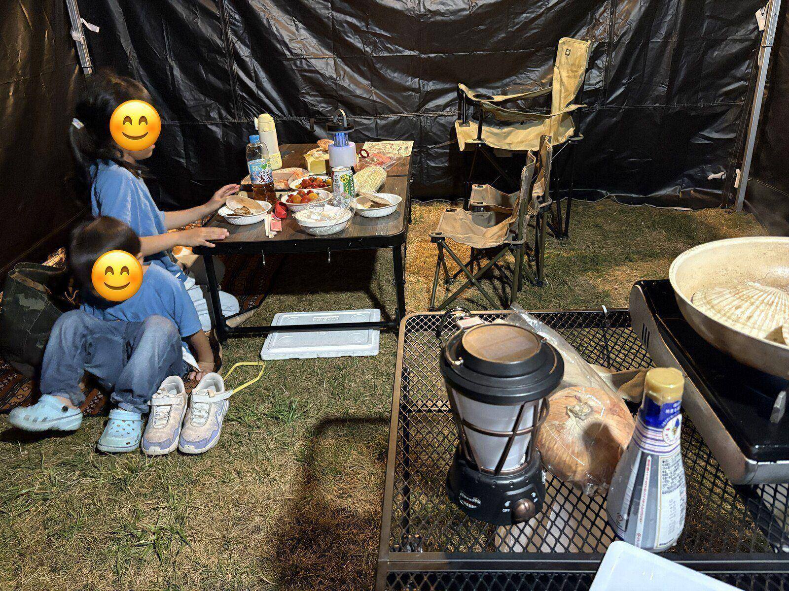 タープの中で夜ごはん
