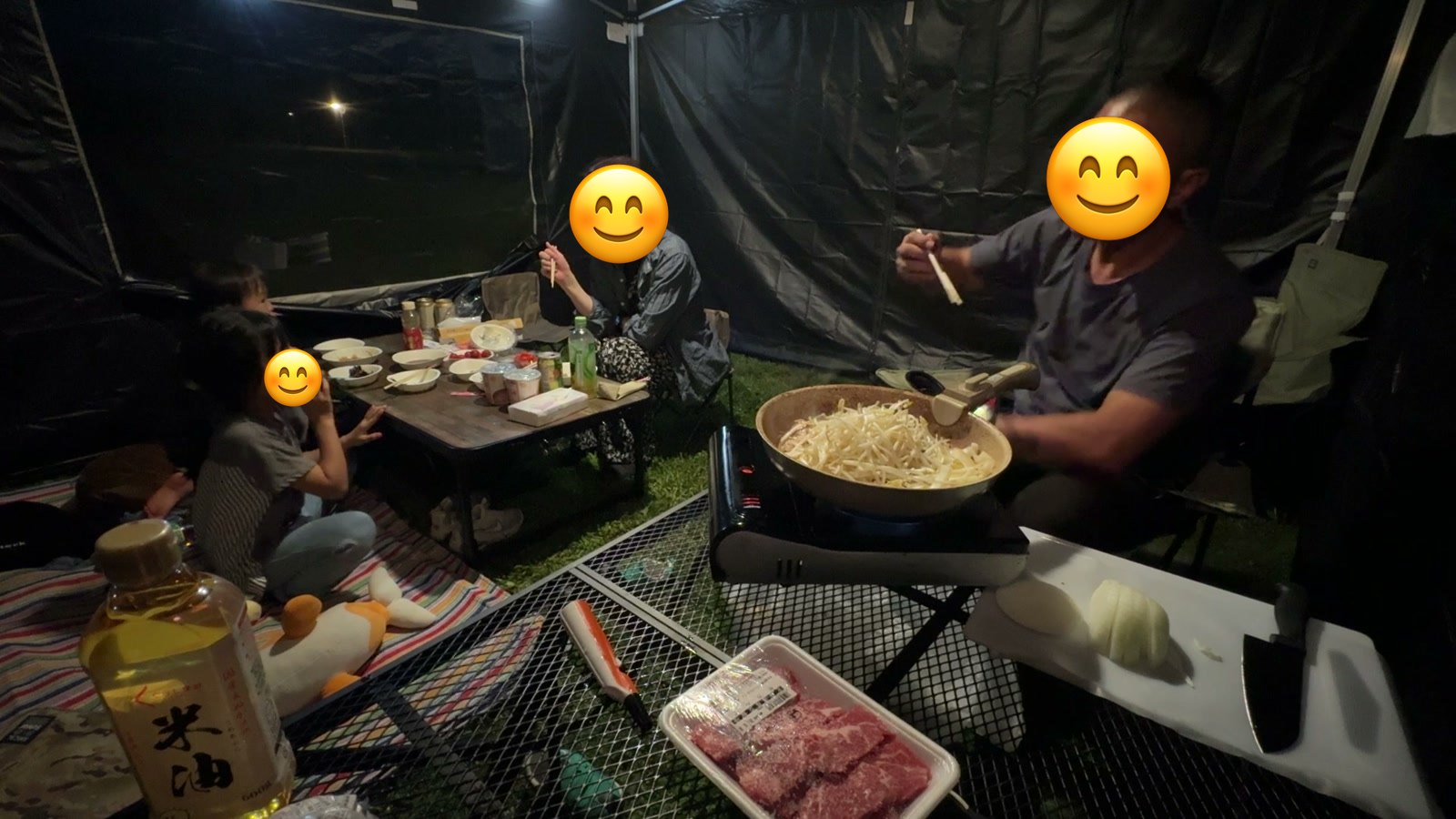 タープの中で夕ごはん