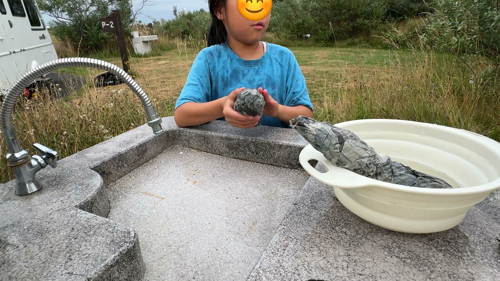 炊事場で焼き芋の準備