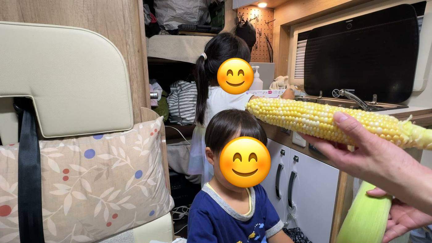 車内でとうもろこしの皮むき