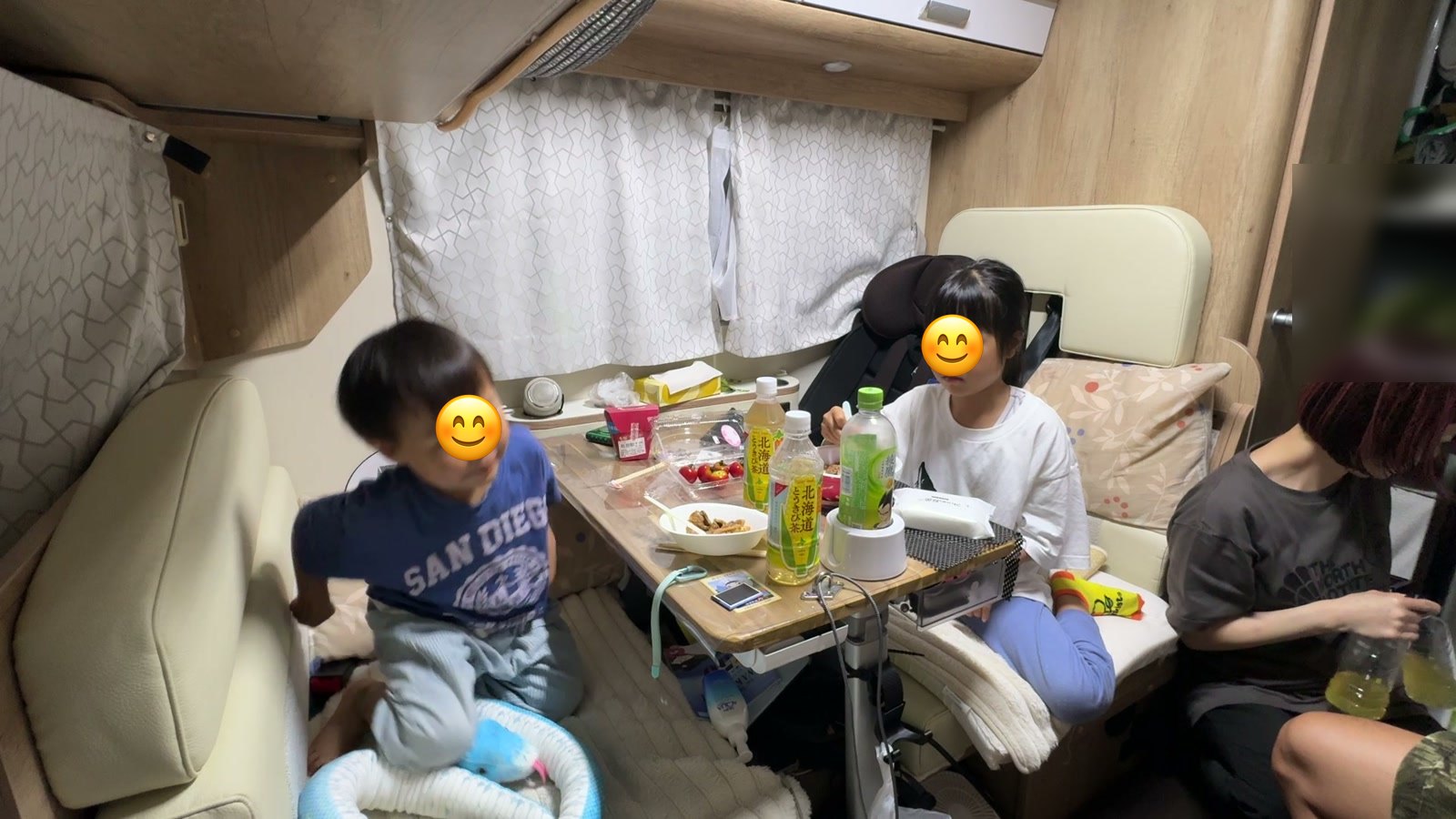 キャンピングカーの中で夜ごはん