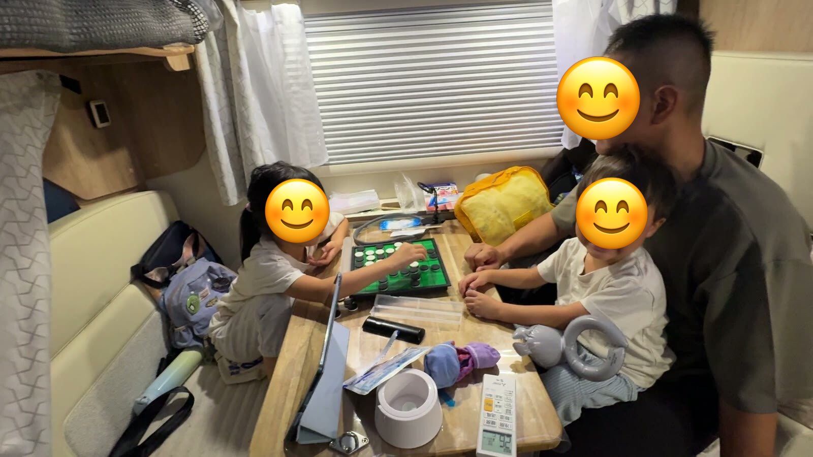 フェリーの乗船待ちにキャンピングカーの車内でオセロ