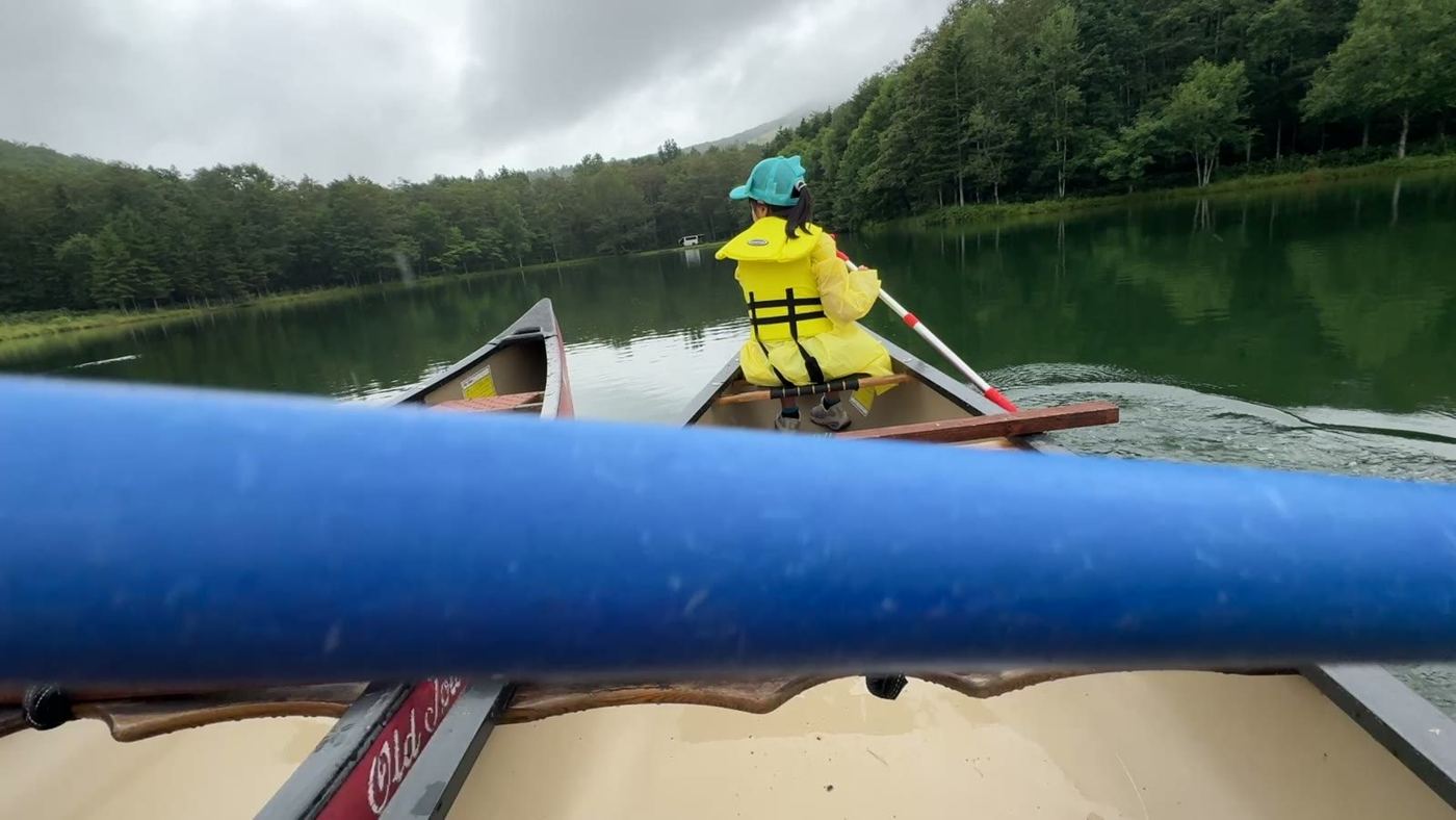 鏡のような水面を進む