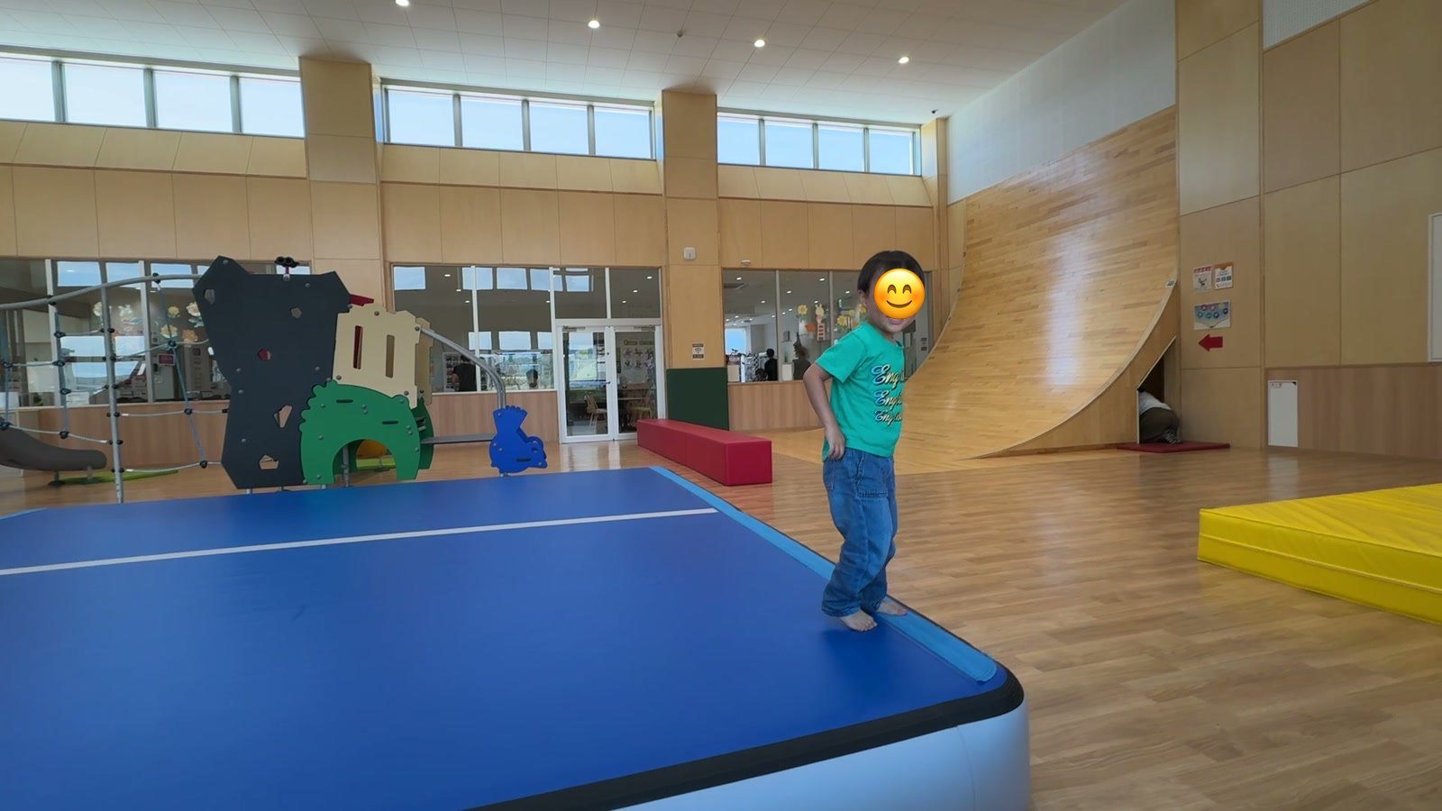 エアトラックで遊ぶ息子