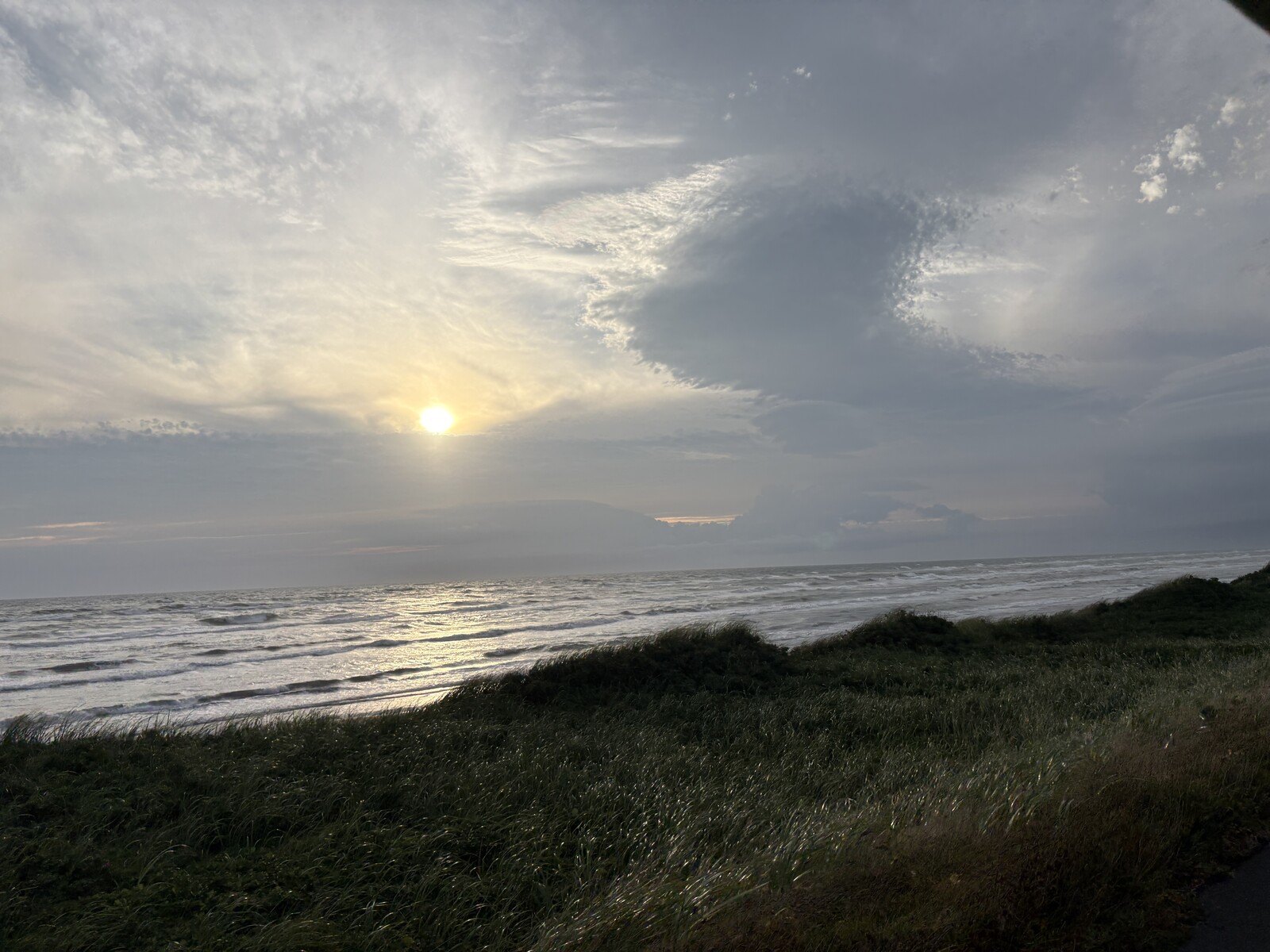 海沿いの道から見た夕日