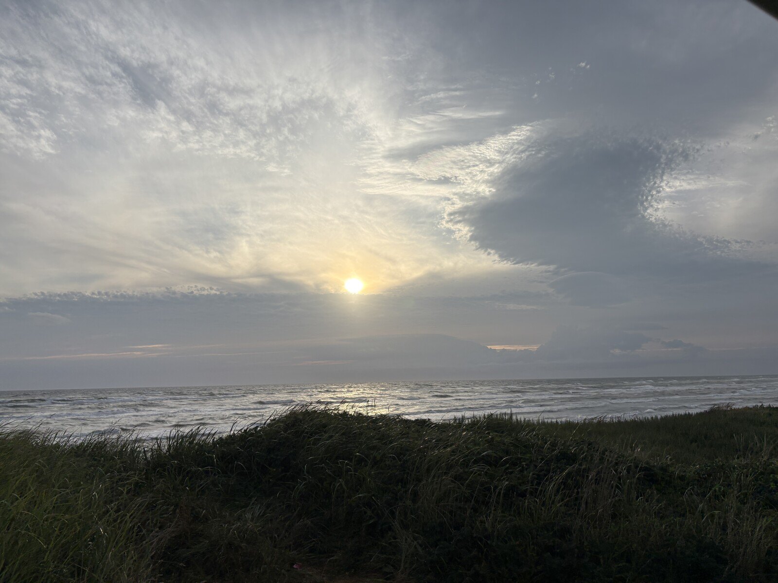 海に沈みかける夕日