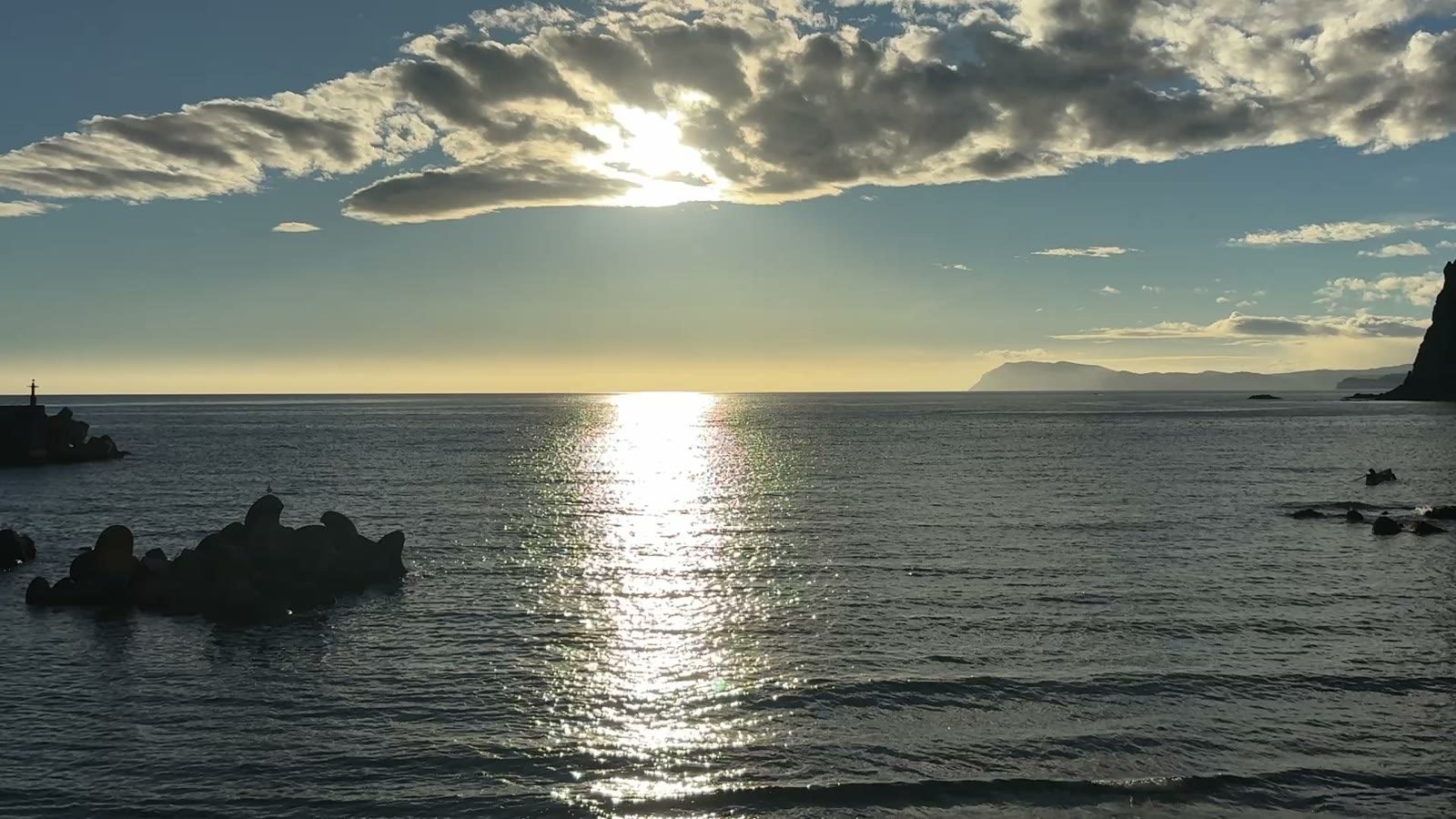 朝日にきらめく余市の海