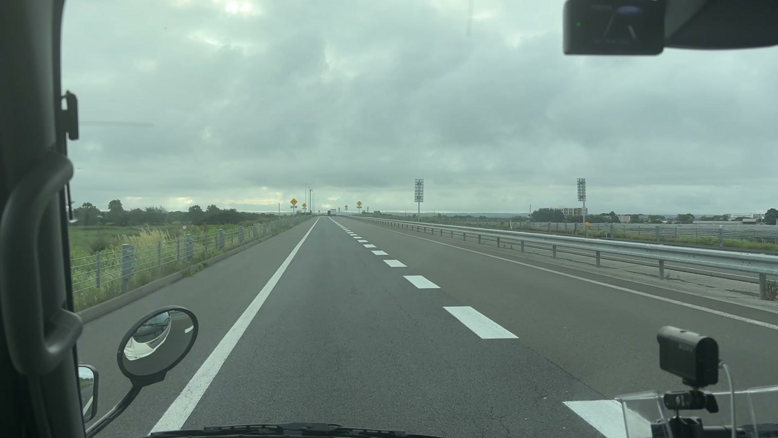 霧が晴れてきた道