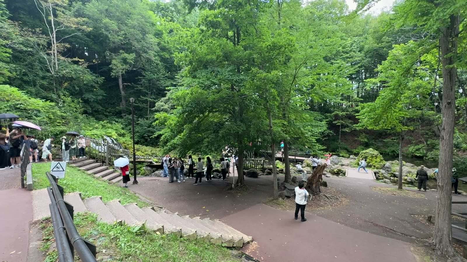 湧き水の広場はたくさんの人でにぎわっていました