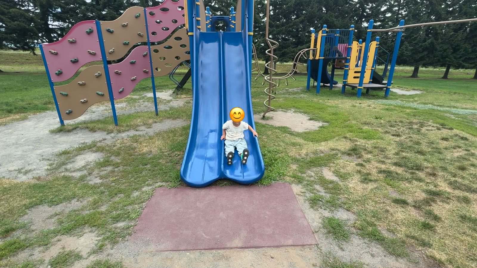 公園の滑り台でひと遊び