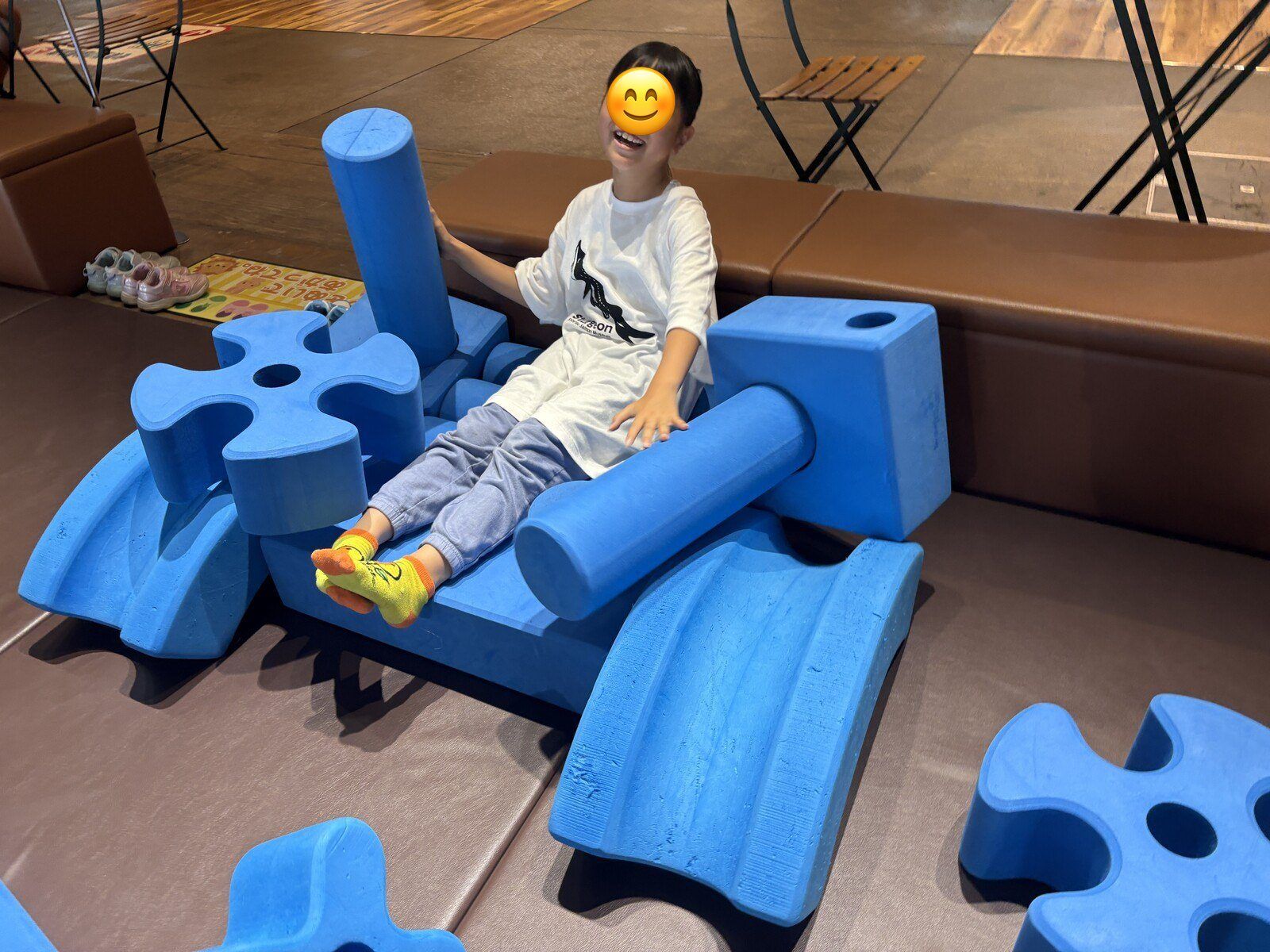 ブロックの上でにっこり
