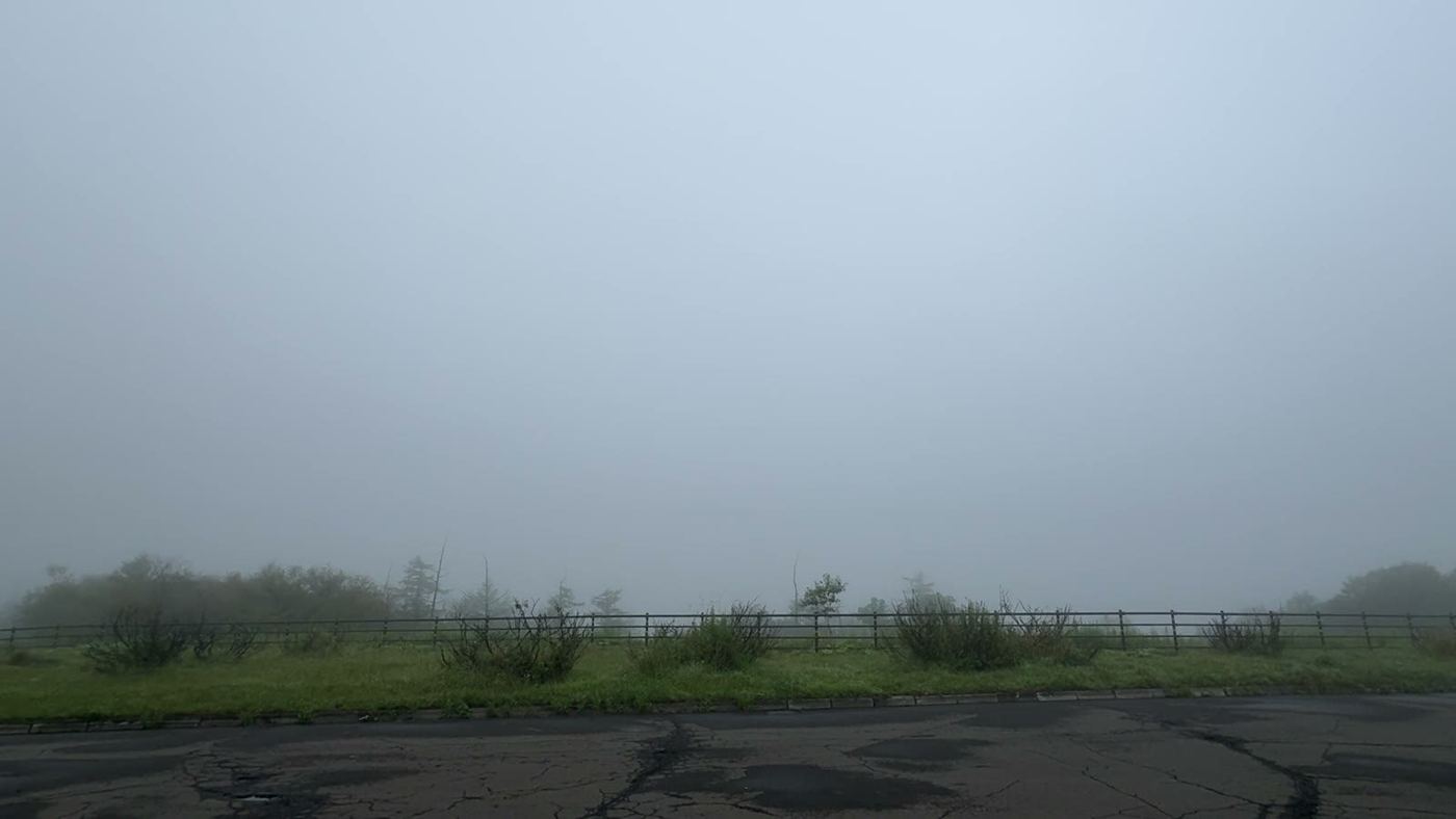 霧で何も見えない展望台からの景色