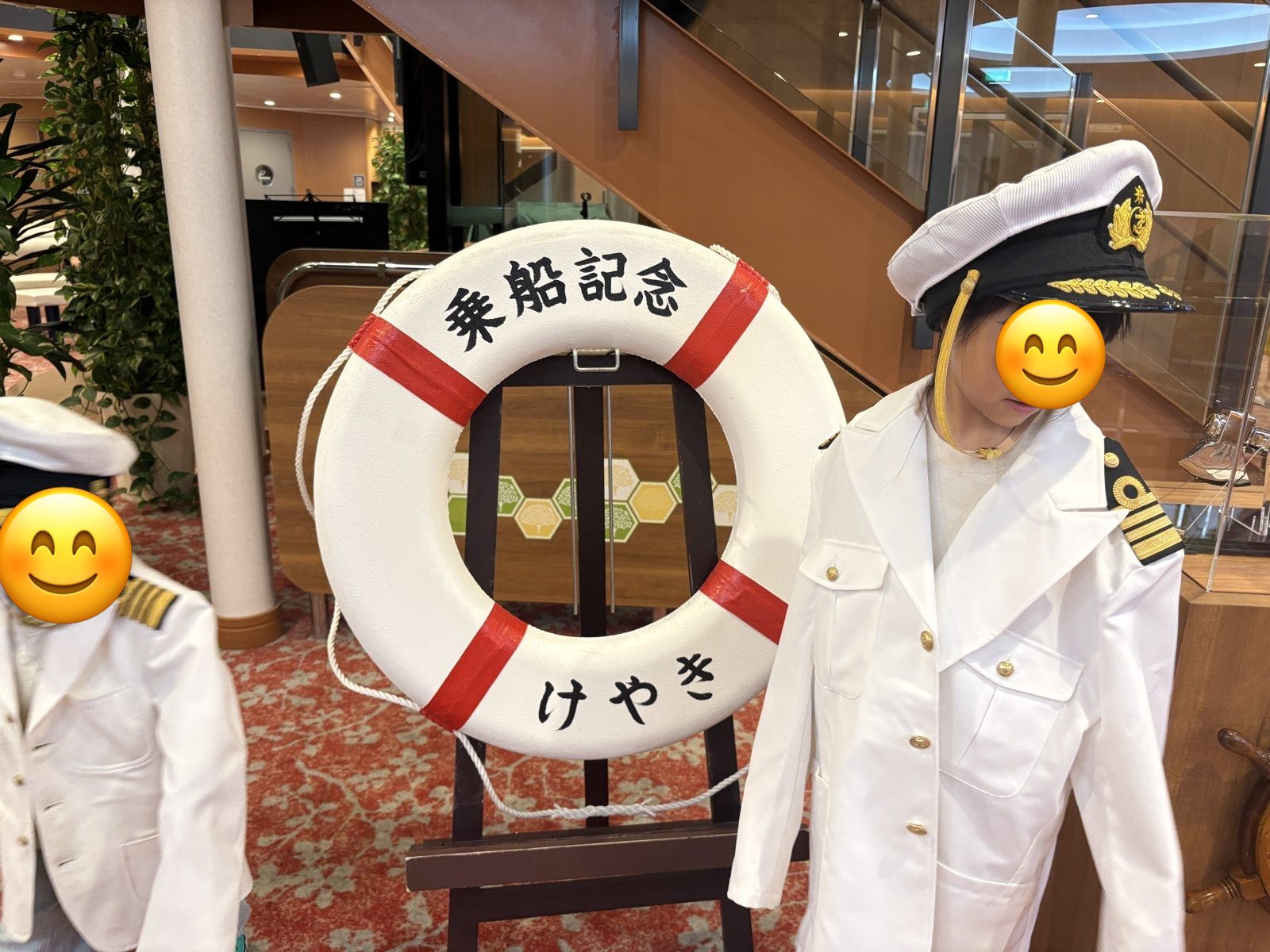 けやきの記念撮影コーナーで船長の制服を着た娘