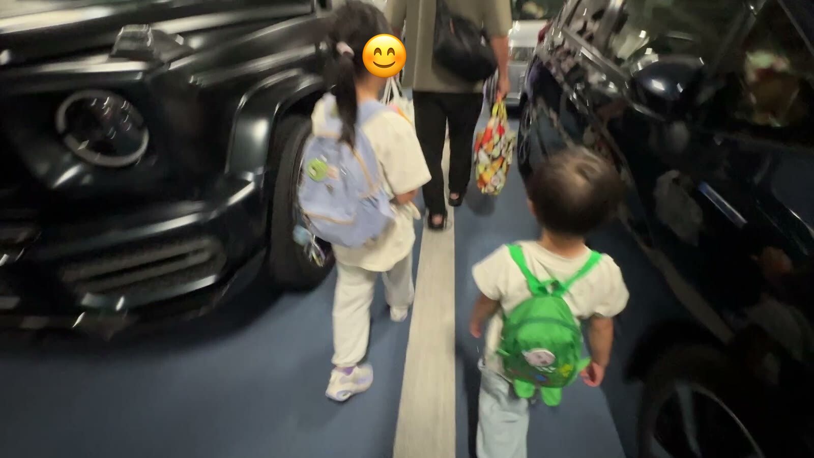 下船前に車両甲板を歩いてキャンピングカーへ戻る子どもたち