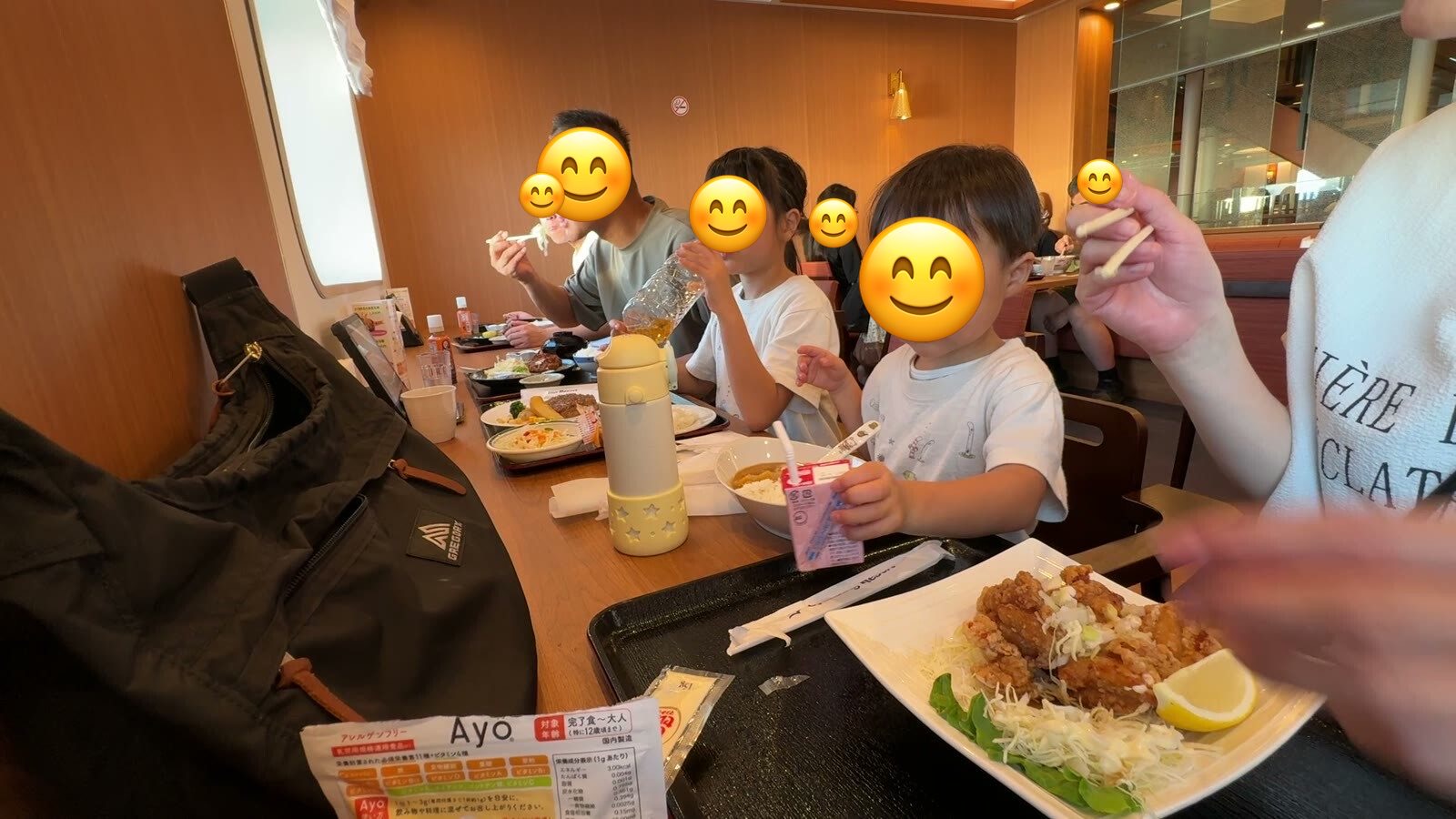 けやきのレストランで夕ごはんを食べる家族